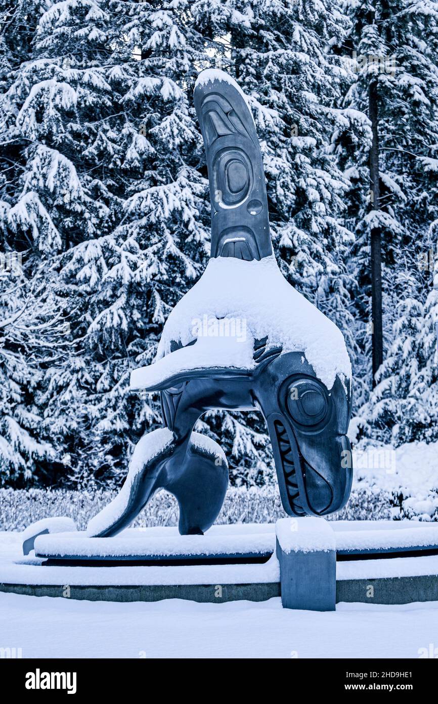 Bill Reids Bronze-Orca-Skulptur Chief of the Undersea World, Winter, vor dem Vancouver Aquarium, Stanley Park, Vancouver, British Columbia, Kanada Stockfoto