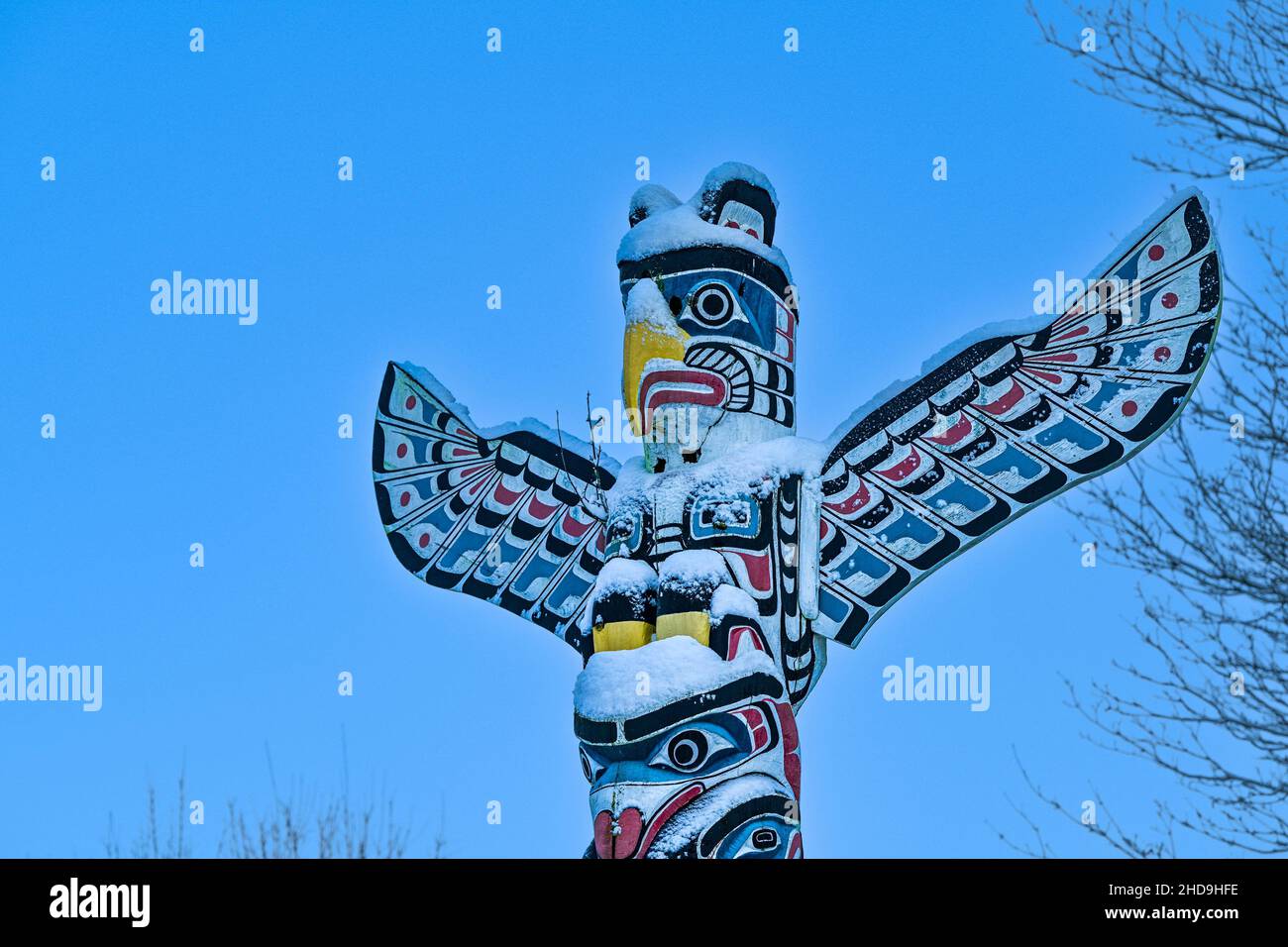 West Coast First Nations Thunderbird Totem Pole mit Schnee, Brockton Point, Stanley Park, Vancouver, British Columbia, Kanada Stockfoto