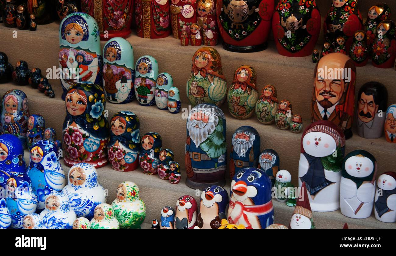 Eine Auswahl an russischen Puppen-Souvenirs. Darunter diejenigen, die Lenin, Stalin und Jeltsin darstellen. St. Petersburg, Russland. Stockfoto