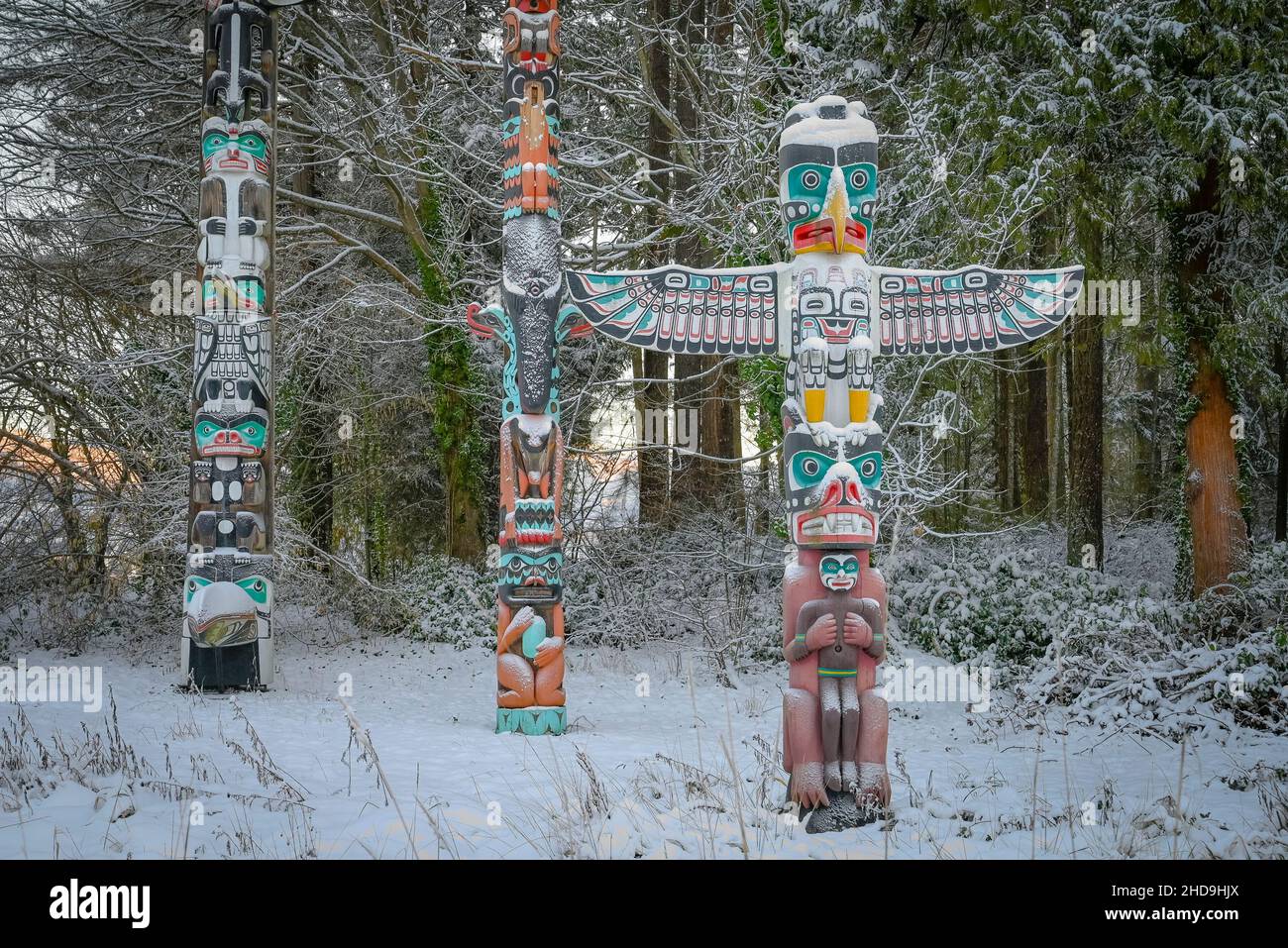 West Coast First Nations Totemstangen mit Schnee, Brockton Point, Stanley Park, Vancouver, British Columbia, Kanada Stockfoto