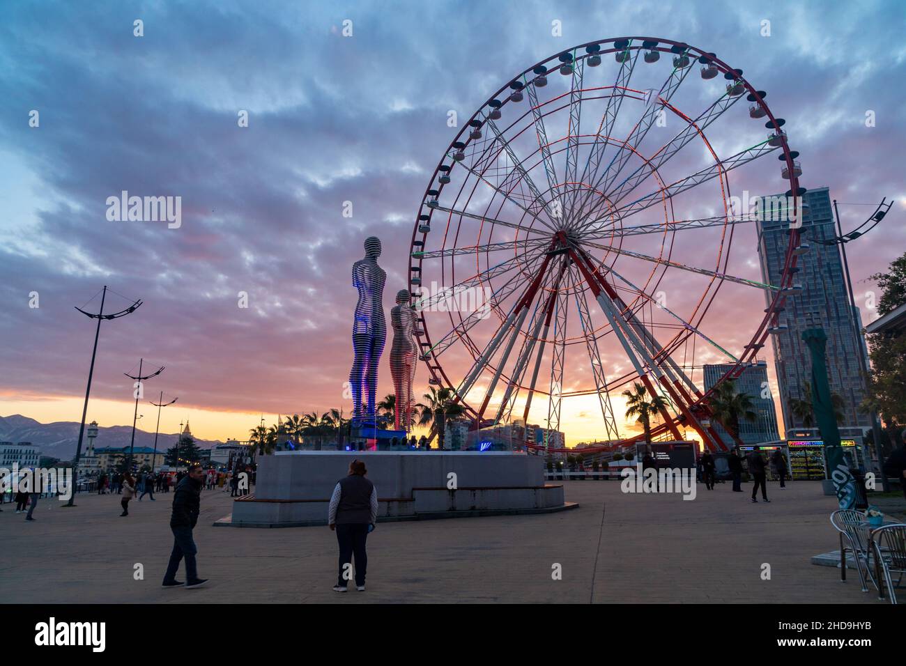 Batumi, Georgia - 31. Dezember 2021: Bewegte Skulptur 'Ali und Nino' am Abend Stockfoto