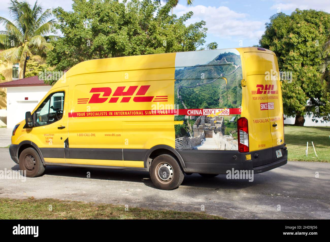 DHL Lieferwagen auf Wohnstraße Stockfoto