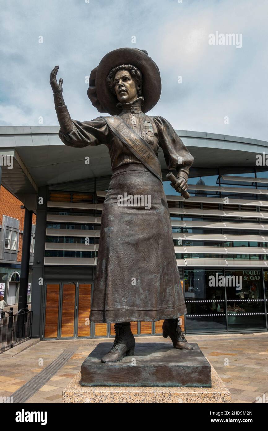 Eine Statue der Suffragette Alice Hawkins von Sean Hedges-Quinn, Green Dragon Square, Leicester, Leicestershire, Großbritannien. Stockfoto