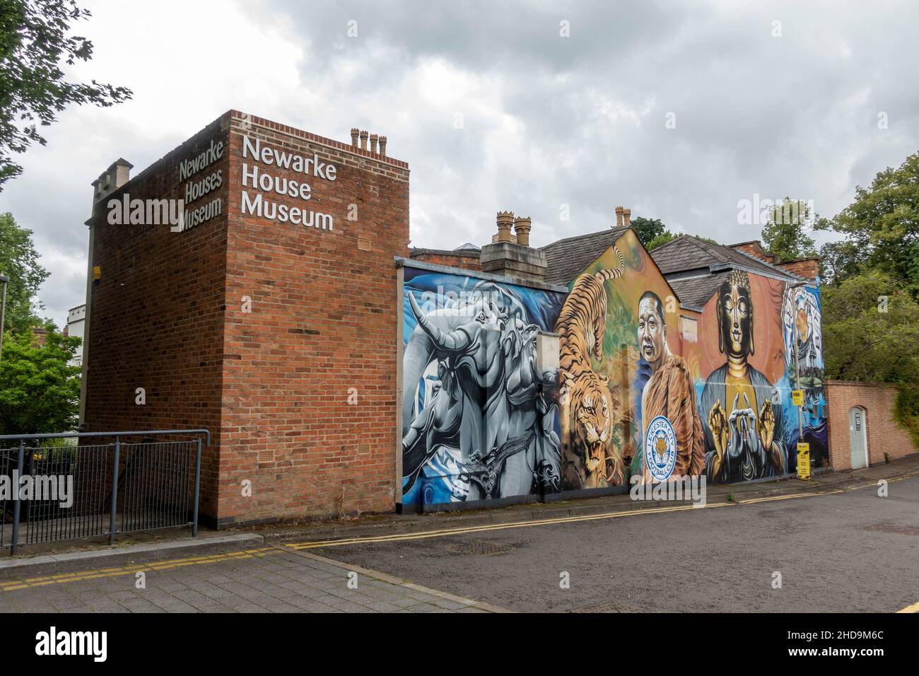 Atemberaubende Wandmalereien zur Feier des FC Leicester City (Gewinn der Premier League 2016) an der Seite des Newarke House Museum, Leicester, Leicestershire, Großbritannien. Stockfoto