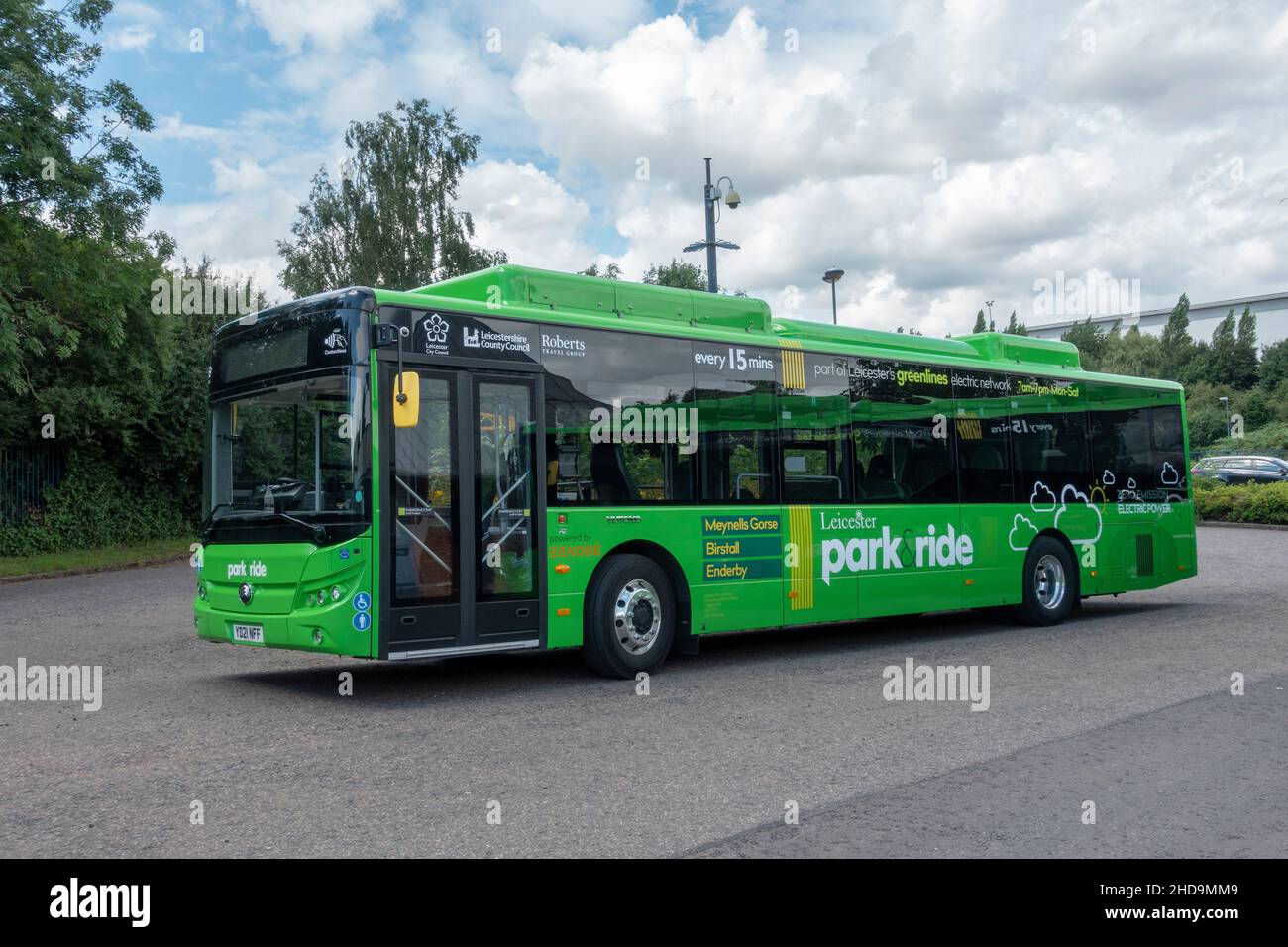 Ein Leicester Park & Ride-Bus (Greenline Electric Bus Project) an der Haltestelle Gorse Park & Ride von Meynell, Leicestershire, Großbritannien. Stockfoto