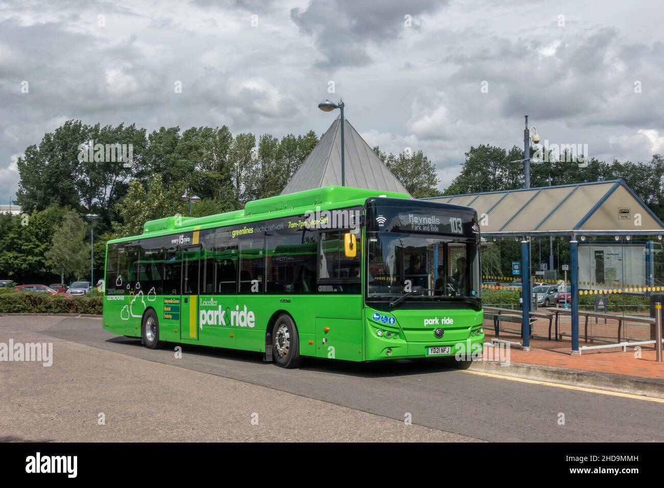Ein Leicester Park & Ride-Bus (Greenline Electric Bus Project) an der Haltestelle Gorse Park & Ride von Meynell, Leicestershire, Großbritannien. Stockfoto