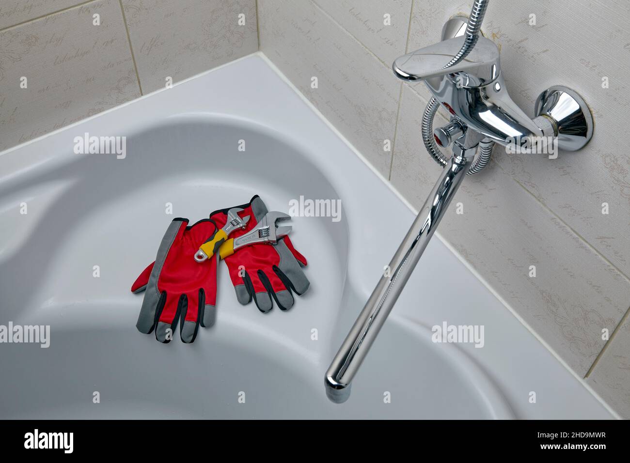 Reparatur und Installation von Sanitär-Ausrüstung im Badezimmer Stockfoto