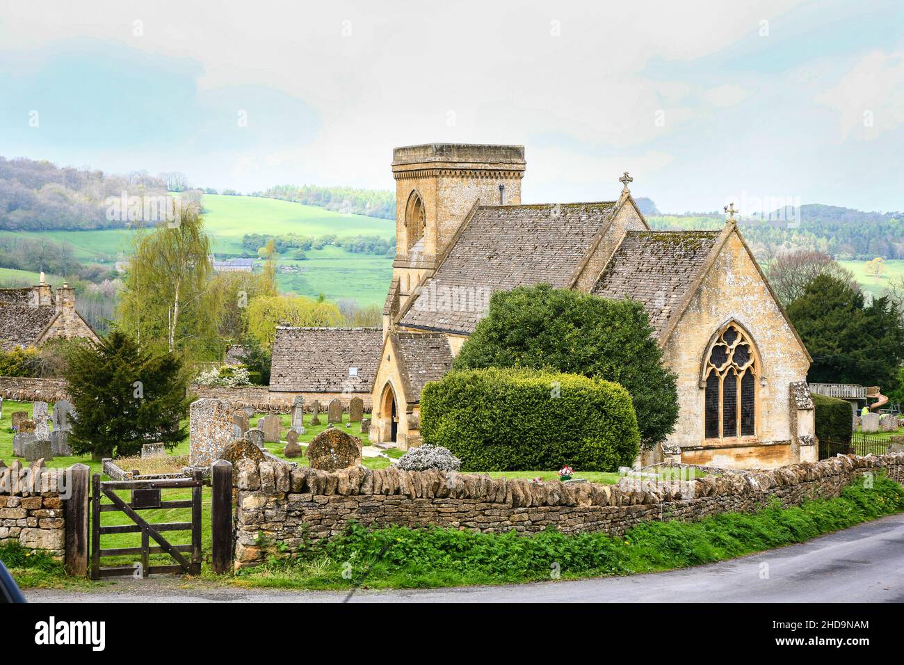 Blick auf die St. Barnabas Kirche und das malerische Cotswold Dorf Snowshill. Snowshill, Gloucestershire, Cotswold's, England, April 24th 2014 Stockfoto