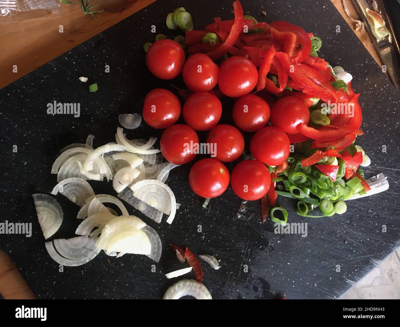 Tomaten, Rindfleisch, Zwiebel und Gewürze in der Pfanne gebraten Stockfoto