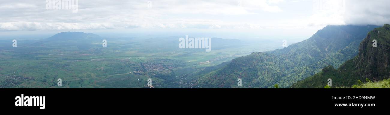 Panorama des atemberaubenden Ausblickes aus den Usambara Bergen bei Lushoto, Tansania 2021 Stockfoto