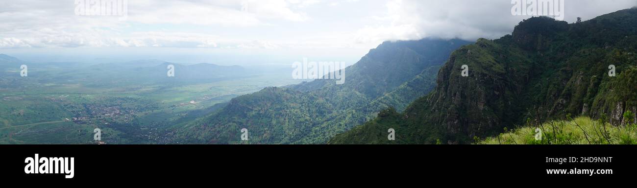 Panorama der Aussicht vom Rand des Usambara-Gebirges, Lushoto, Tansania 2021 Stockfoto