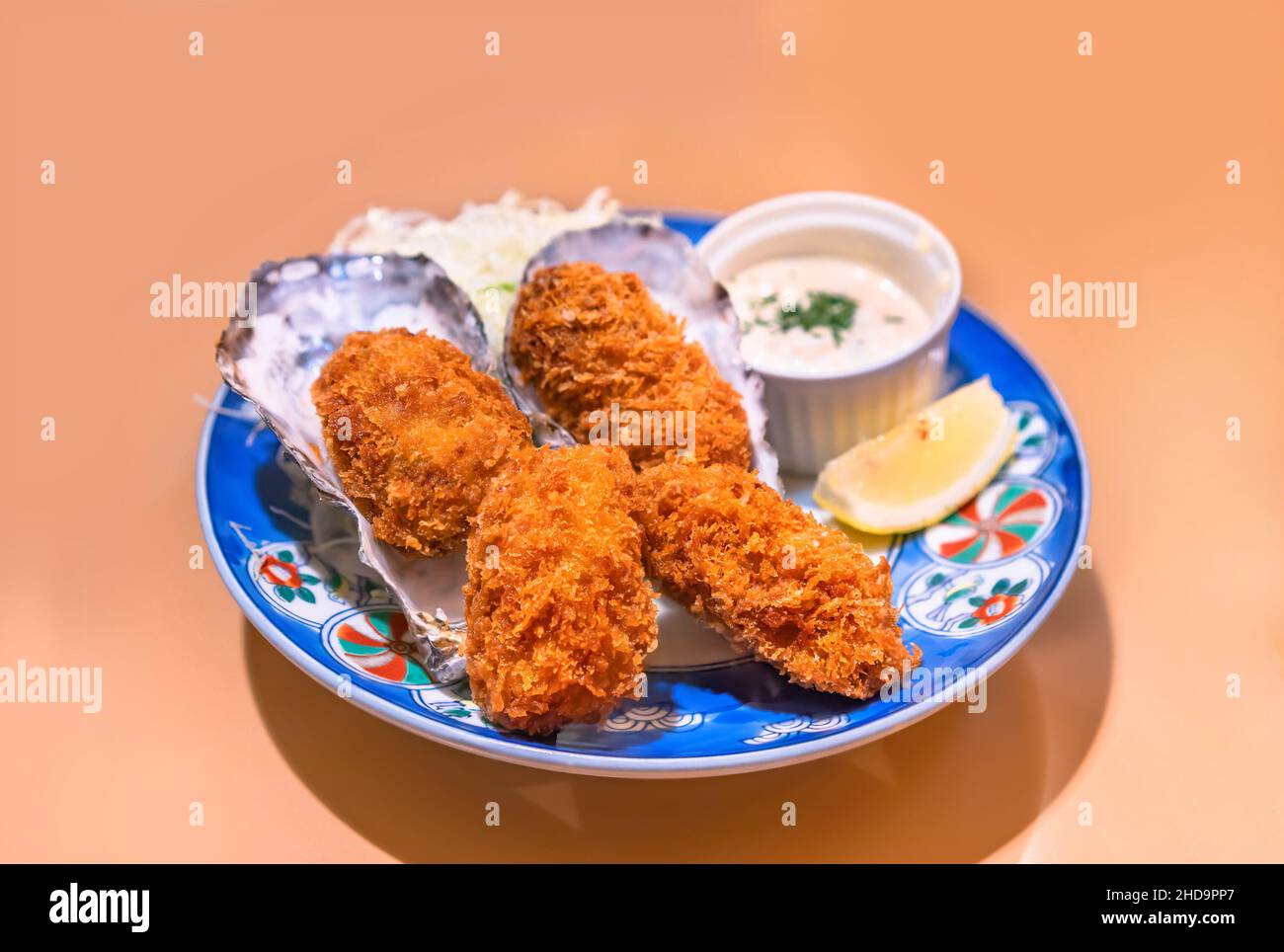 Japanisches Schalentier-Gericht aus geschmorten und frittierten Austern, das durch Zugabe von Eiweiß und Semmelbröseln, die Kaki-Furai oder Kaki-Fry genannt werden, in ihrem Sh serviert wird Stockfoto