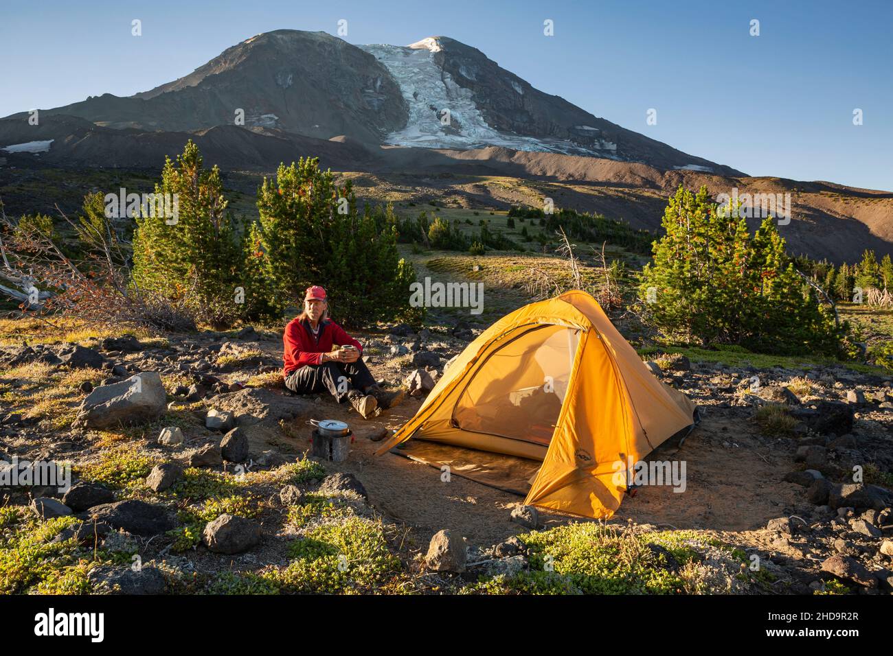 WA21008-00...WASHINGTON - Entspannen in der Morgensonne bei Adams Creek Meadows/High Camp in der Mount Adams Wilderness Gegend. Stockfoto