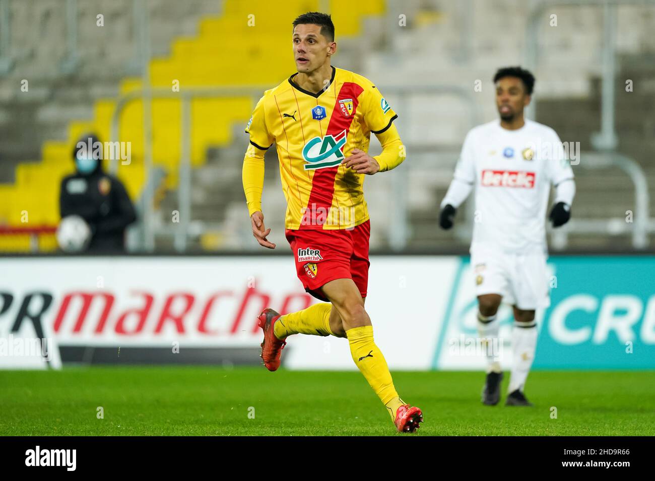 LENS, FRANKREICH - 4. JANUAR: Florian Sotoca von RC Lens beim französischen Cup-Spiel zwischen Racing Club de Lens und LOSC Lille im Stade Bollaert-Delelis am 4. Januar 2022 in Lens, Frankreich (Foto: Jeroen Meuwsen/Orange Picts) Stockfoto