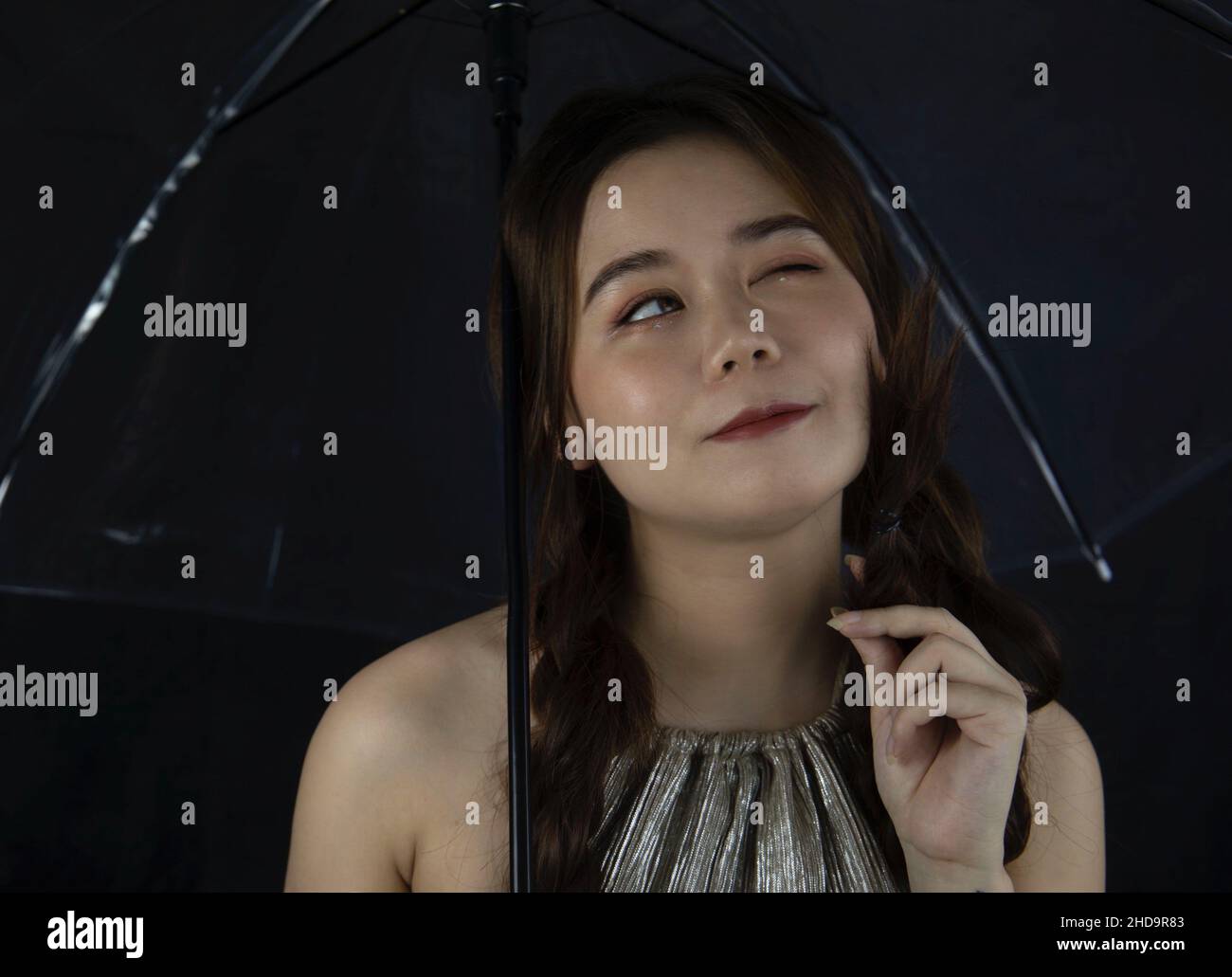 Porträt einer niedlichen und schönen jungen Frau aus Vietnam mit einem Regenschirm Stockfoto