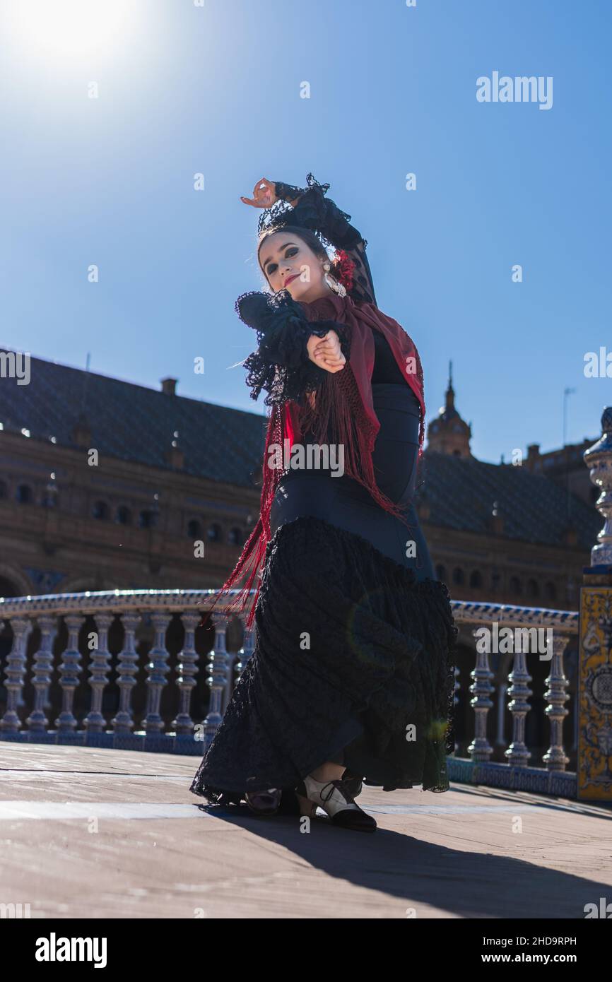 Flamenco-Tänzerin mit Blick auf die Kamera, während sie im Freien tanzt Stockfoto
