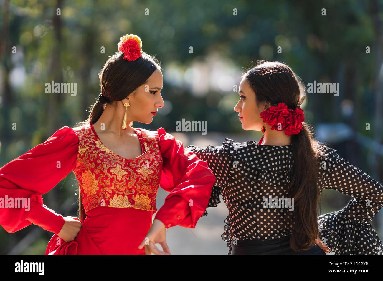Zwei Frauen in Flamenco-Tracht tanzen im Freien Seite an Seite Stockfoto