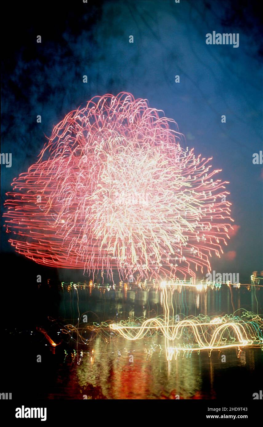 Feuerwerk über der Außenalster in Hamburg anlässlich des Kirschblütenfestes Stockfoto