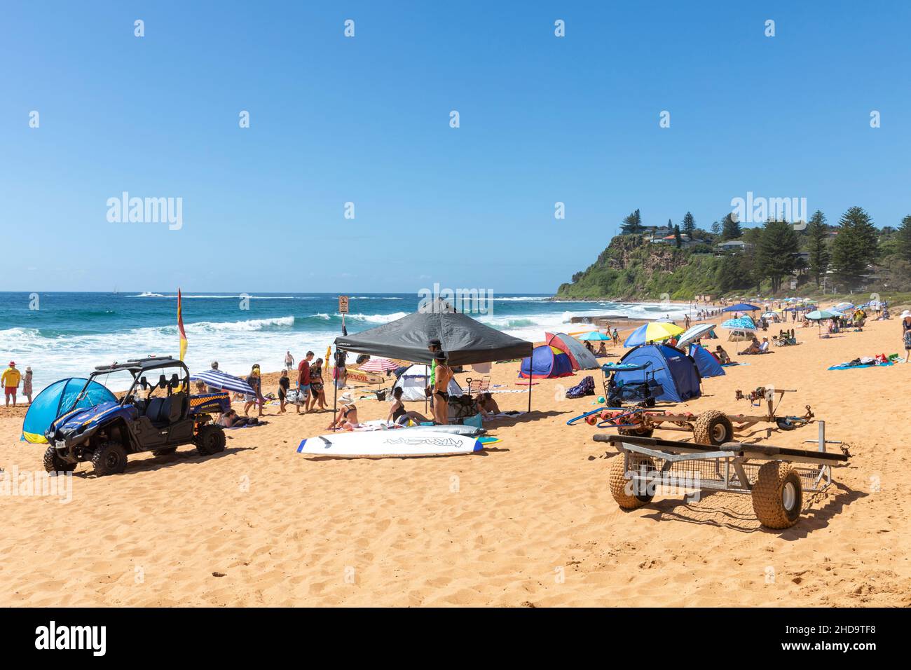 Newport Beach Sydney Australien an einem Sommertag mit Menschen, die die warme Sonne genießen, Sydney, NSW, Australien Stockfoto