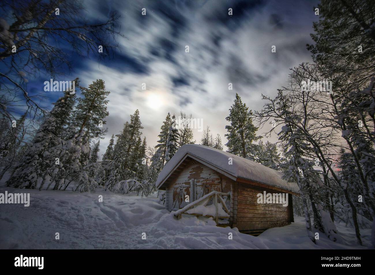 Ein Zufluchtsort in einer kalten, ruhigen Nacht in Lappland Stockfoto