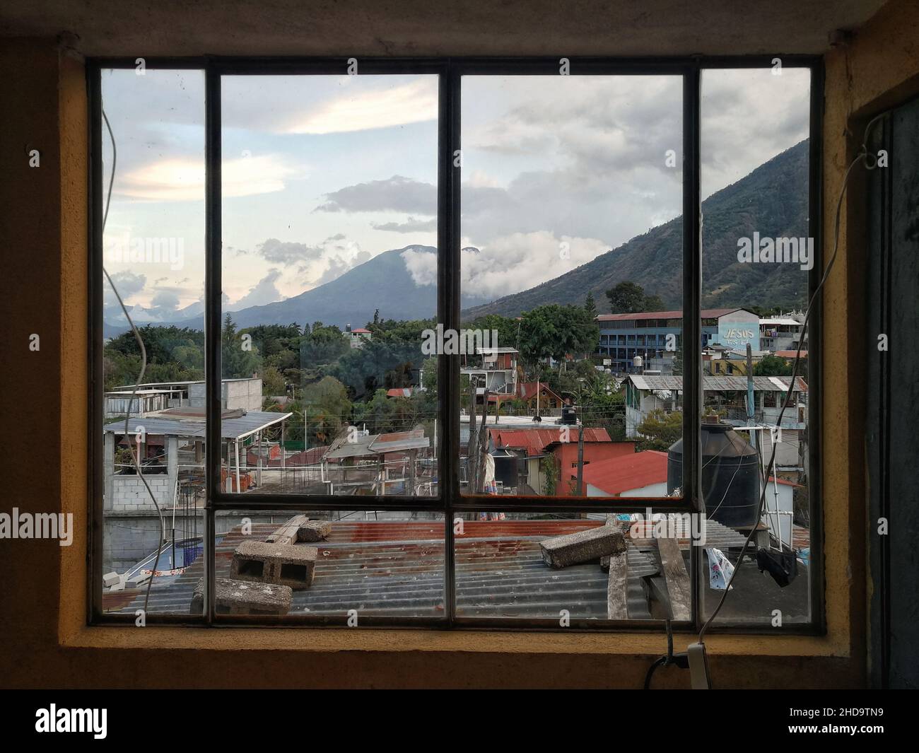 Vulkan von einem Fenster aus gesehen in Guatemala Stockfoto