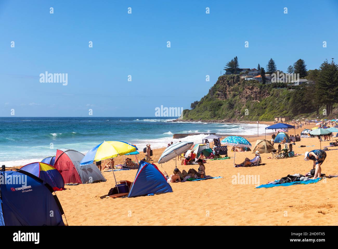 Newport Beach Sydney Australien an einem Sommertag mit Menschen, die die warme Sonne genießen, Sydney, NSW, Australien Stockfoto