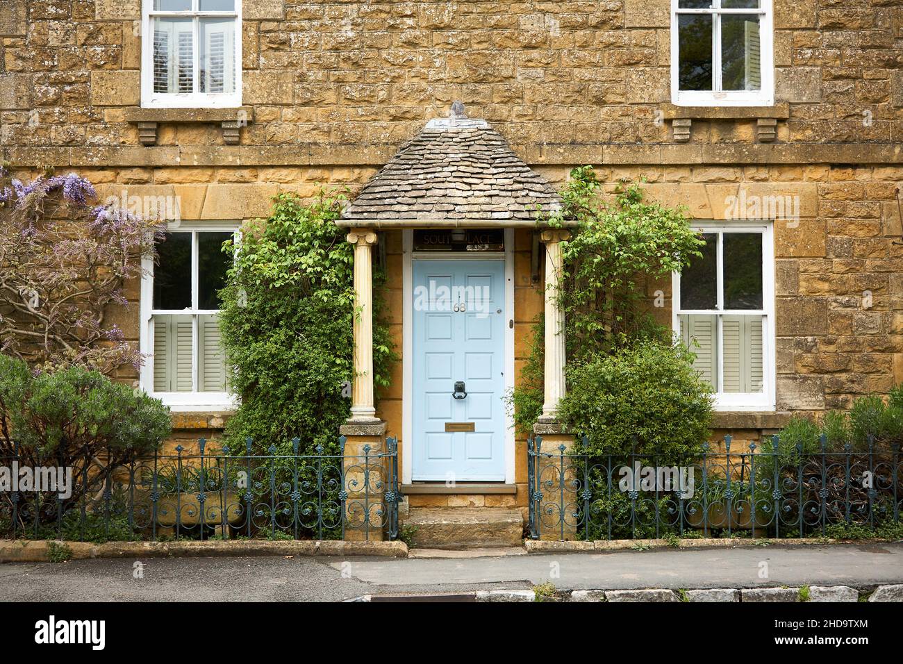 Traditionelles Cotswold Steinhaus, Vordereingang und Veranda am Broadway Stockfoto