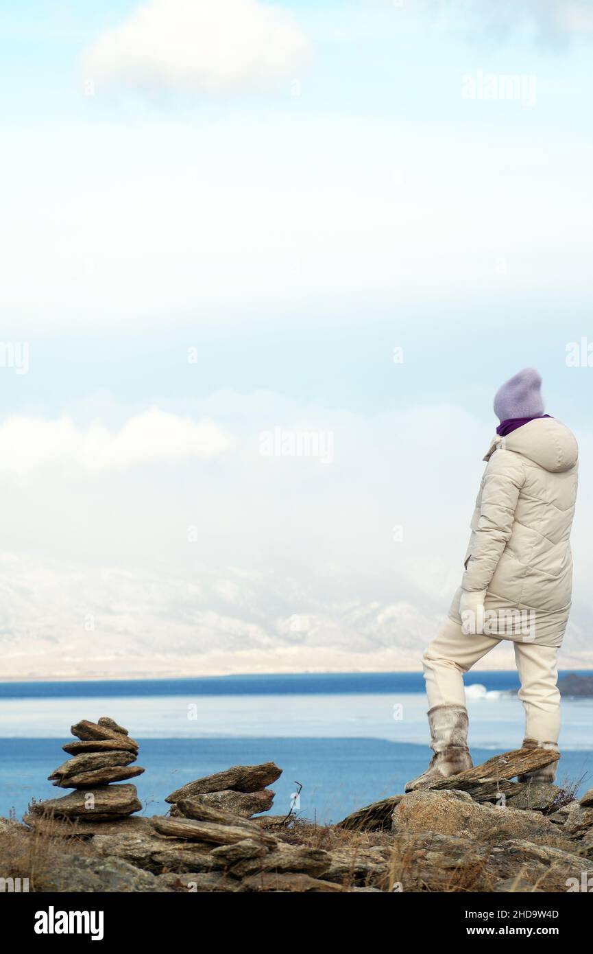 Ansicht der Rückseite Frau Suchen am See im Winter Stockfoto