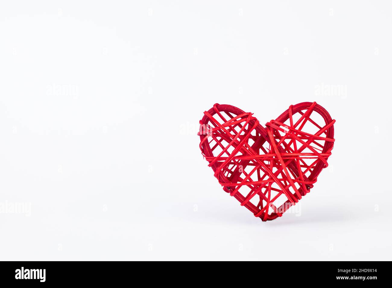 Großes rotes Herz auf weißem Hintergrund. Valentinstag Konzept, Ort für Text. Stockfoto