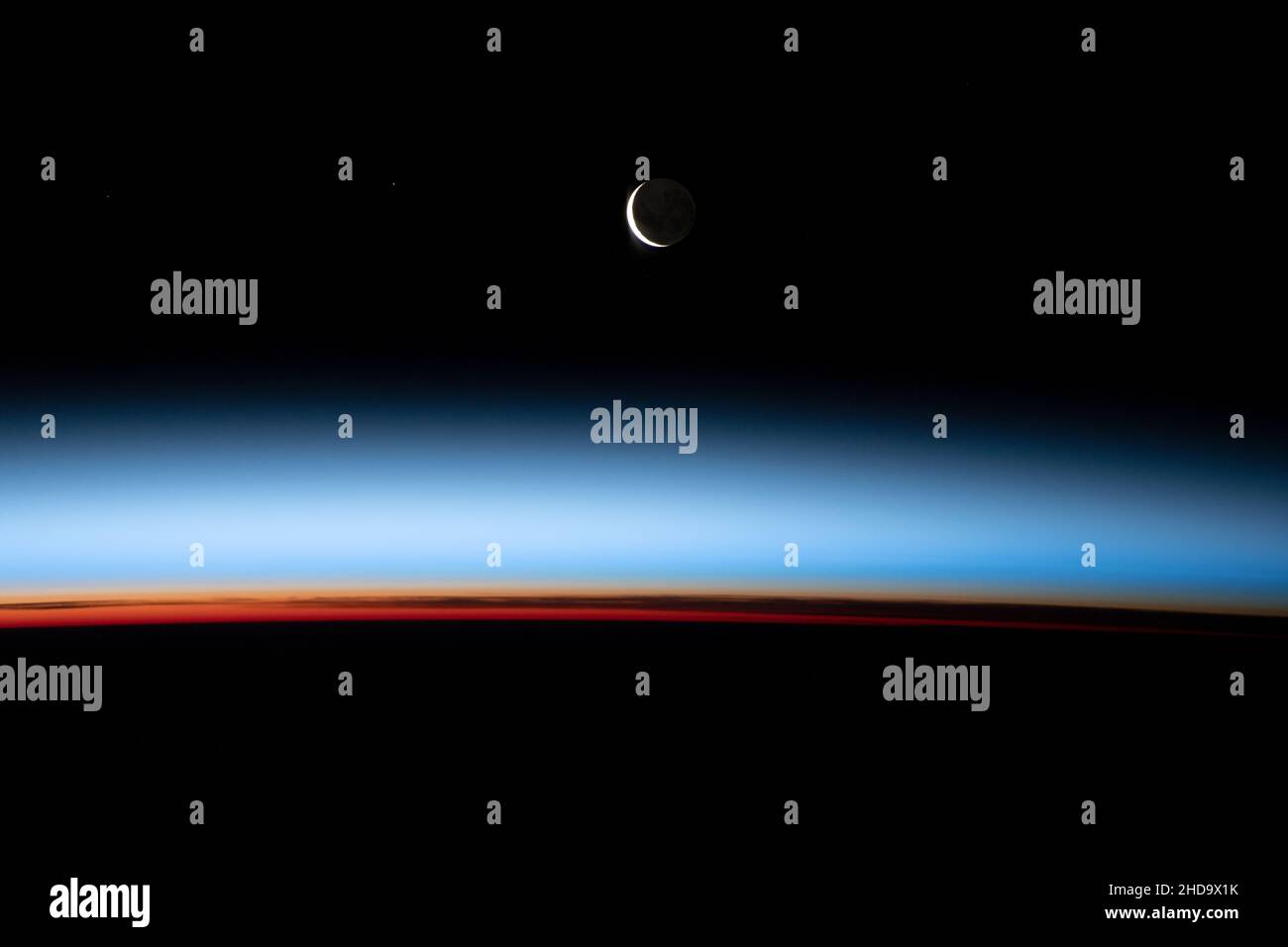 Erdatmosphäre. 6th Dez 2021. Astronauten, die innerhalb des größten künstlichen Satelliten der Erde, der Internationalen Raumstation (ISS), reisen, können einzigartige Aufnahmen des einzigen natürlichen Satelliten der Erde, des Mondes, machen. Dieses Foto zeigt einen Halbmond, der über einem orbitalen Sonnenuntergang schwebt, als die ISS den Pazifischen Ozean östlich von Neuseeland überfuhr. Diese Ansicht bietet ein symbolisches Ende des Jahres 2021 und einen Blick auf das nächste Ziel der NASA für die Erforschung von Menschen mit Crewbemundung. Quelle: NASA/ZUMA Press Wire Service/ZUMAPRESS.com/Alamy Live News Stockfoto