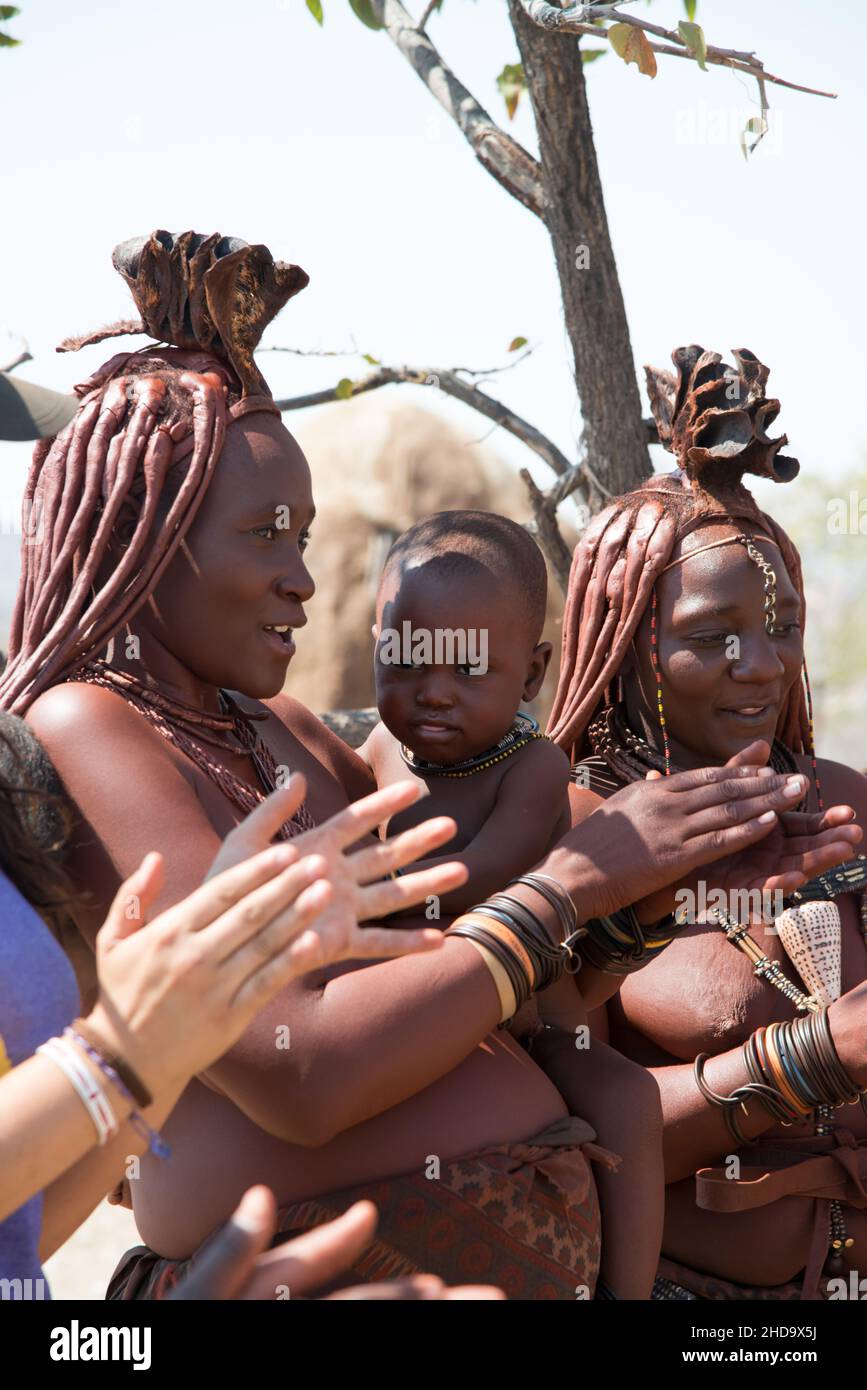 Vertikale Aufnahme afroamerikanischer Frauen und Kinder in Kunene, Namibia Stockfoto