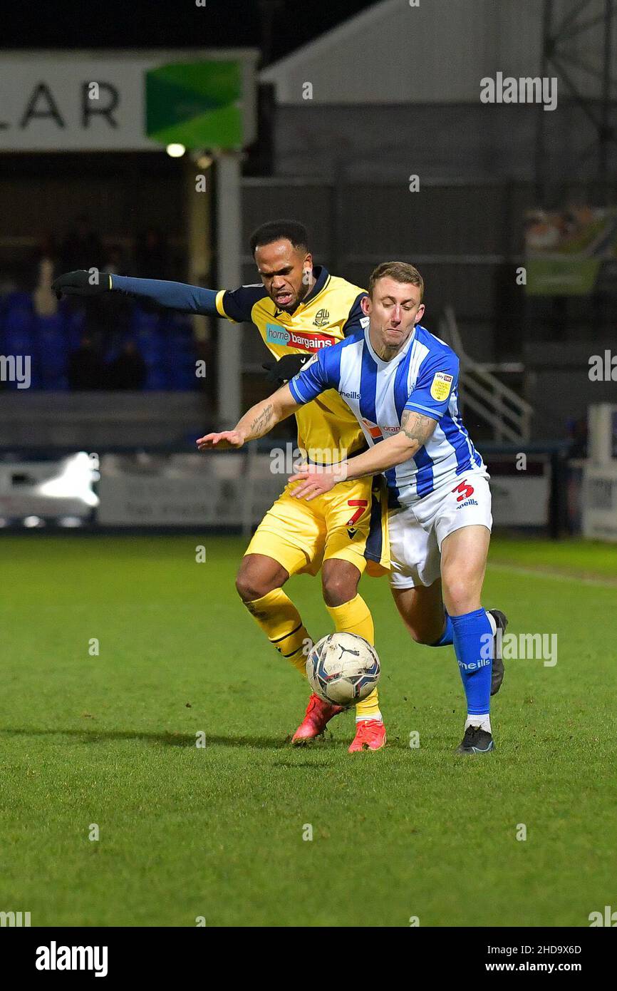 HARTLEPOOL, GROSSBRITANNIEN. JAN 4th David Fergusonvon Bolton Wanderers Nathan Delfouneso & Hartlepool United kämpft am Dienstag, den 4th. Januar 2022, im Suits Direct Stadium in Hartlepool um den Ball beim EFL Trophy 3rd-Rundspiel zwischen Hartlepool United und Bolton Wanderers. (Kredit: Scott Llewellyn | MI News)L Kredit: MI News & Sport /Alamy Live News Stockfoto