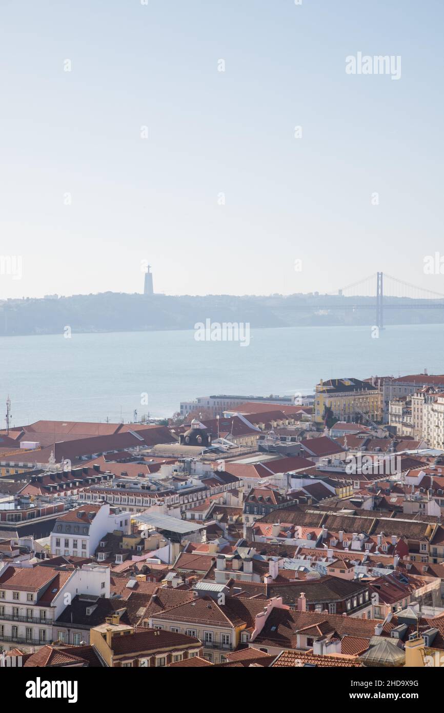 Lissabon Innenstadt mit 25 April Brige und Tejo Fluss im Hintergrund gesehen von der Burg von São Jorge Stockfoto