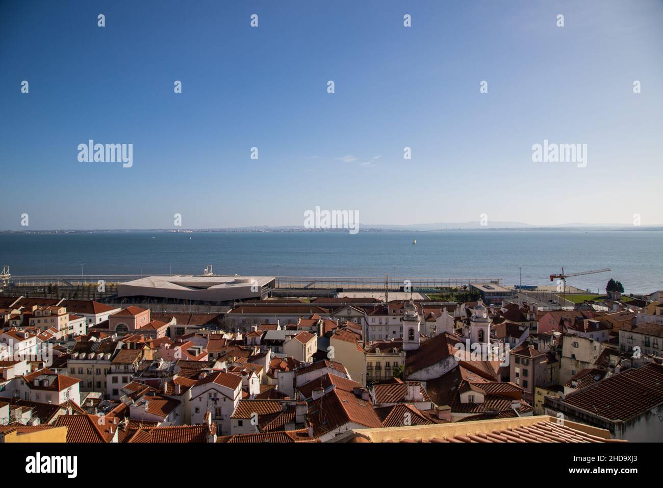 Kreuzfahrthafen und Tejo vom Aussichtspunkt Alfama Terrace in Lissabon aus gesehen Stockfoto