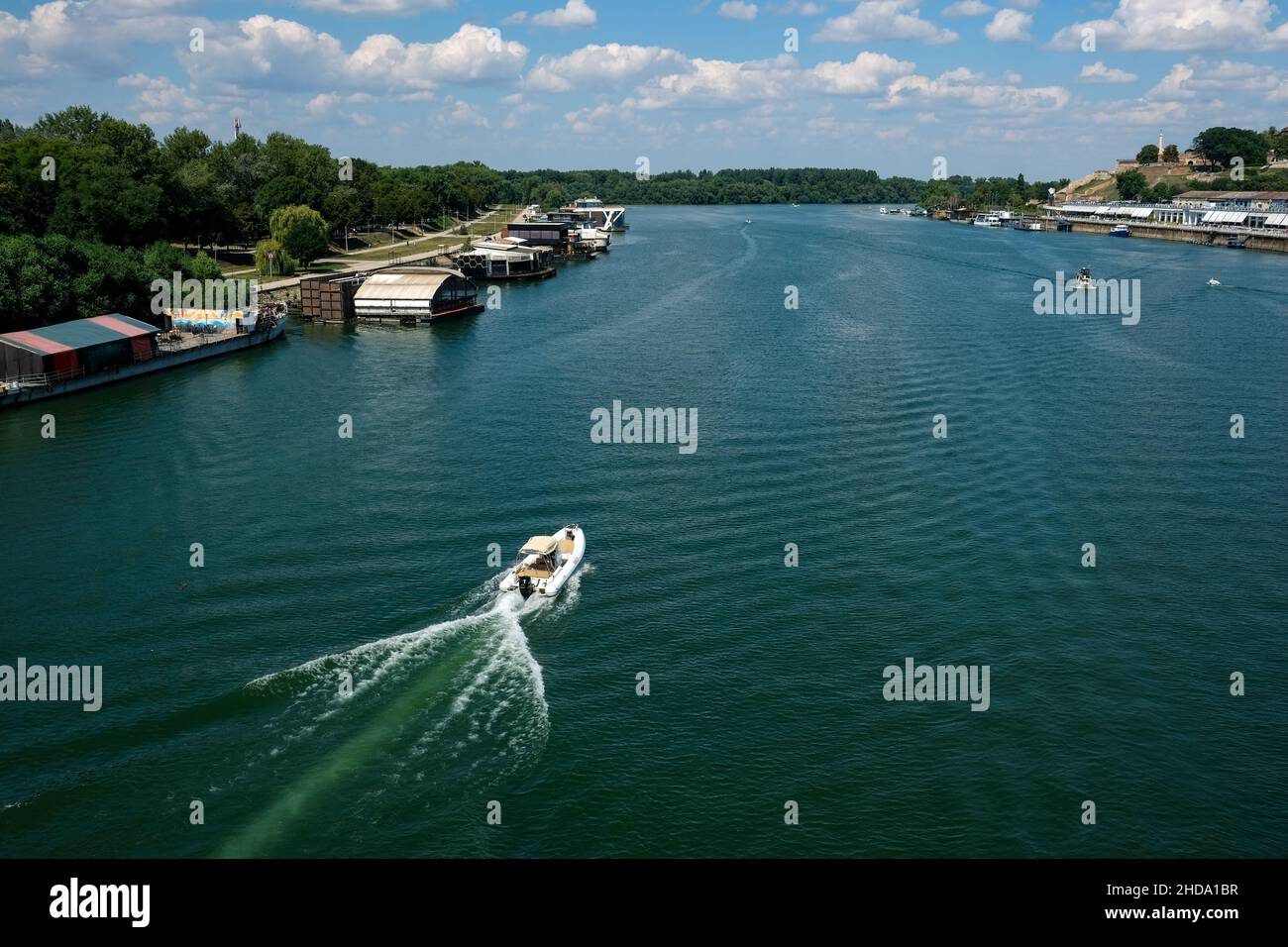 Luftaufnahme des Sava-Hafens, Belgrad, Serbien, ein Boot, das auf einem sonnigen Sagen schwimmt Stockfoto