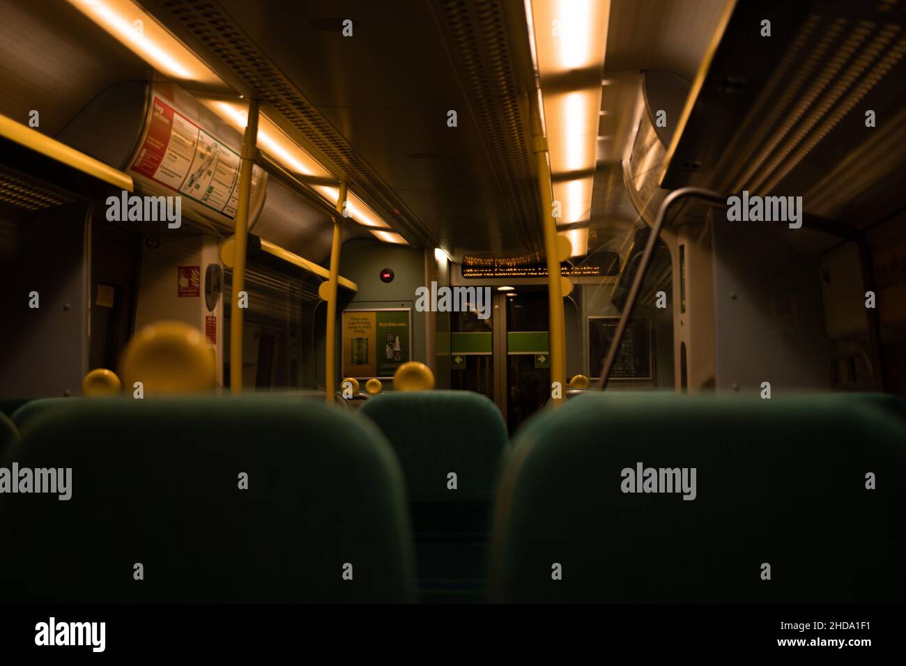 Blick in den Zug der Südbahn mit modernen Lichtern und bequemen Sitzen Stockfoto