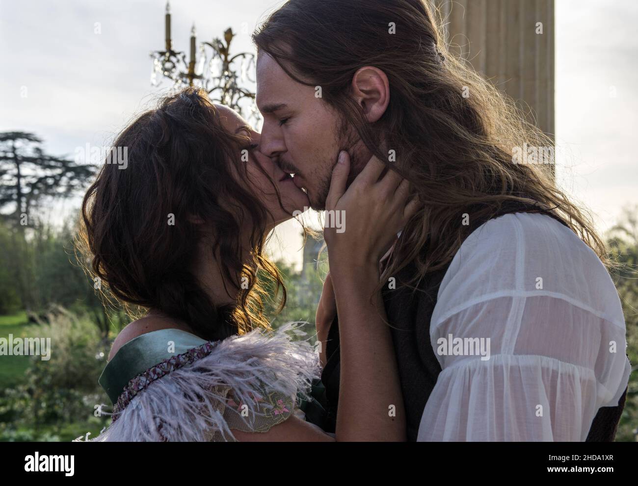 VERÖFFENTLICHUNGSDATUM: 21. Januar 2022. TITEL: Die Tochter des Königs. STUDIO: Gravitas Ventures. REGIE: Sean McNamara. HANDLUNG: König Ludwigs XIV. Sucht nach Unsterblichkeit, führt ihn dazu, die Lebenskraft einer Meerjungfrau zu erobern und zu stehlen, ein Schritt, der durch die Entdeckung der Kreatur durch seine illegitime Tochter noch komplizierter wird. MIT KAYA SCODELARIO als Marie-Josephe D'Alember, BENJAMIN WALKER als Yves De La Croix. (Kreditbild: © Gravitas Ventures/Entertainment Picturs) Stockfoto