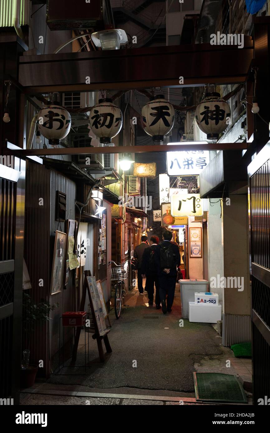 Gasse von Bar und Izakaya, in der Nähe von Ohatsutenjin-dori Shoutengai, Kita-Ku, Osaka City, Präfektur Osaka, Japan Stockfoto