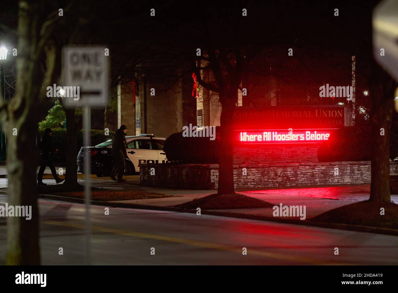 Auf einem Schild vor dem Hotel der Indiana Memorial Union steht: ìWhere All Hoosiers Belong,î, nachdem das Critical Incident Response Team (CIRT) für Cecil L. Gilbert entsandt wurde, der sich in einem Hotelzimmer im Gebäude der Indiana Memorial Union an der Indiana University verbarrikadiert hatte. Die Polizei wurde entsandt, nachdem Cecil L. Gilbert, der obdachlos war, sich weigerte, ein Hotelzimmer zu verlassen und der Polizei mitteilte, dass er eine AK-47 hätte. Schließlich wurde Gilbert nach mehreren Stunden gegen 2 Uhr in Gewahrsam genommen. Gilbert hat eine lange Geschichte der Kriminalität. (Foto von Jeremy Hogan/SOPA Images/Sipa USA) Stockfoto