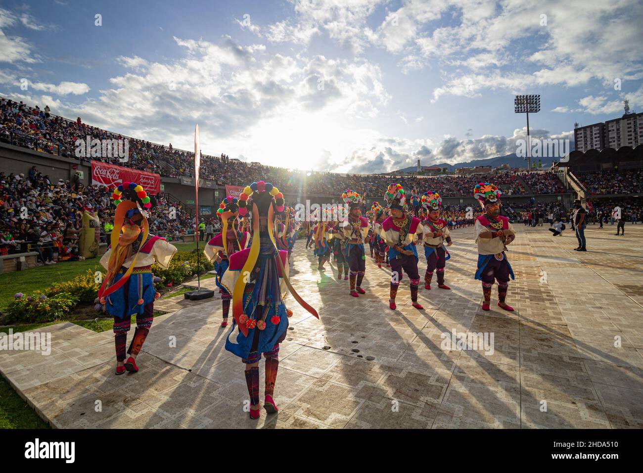 Kulturgruppen aus Pasto und anderen Gemeinden von Nariño führen traditionelle Tänze beim Karneval von Blancos Y Negros am 3. Januar 2022 in Pasto - Nariño, Kolumbien, auf. Dieser von der UNESCO anerkannte Karneval findet jedes Jahr im Januar in der südandischen Stadt Pasto statt. Der 'Carnaval de Negros y Blancos' hat seinen Ursprung in einer Mischung aus amazonischen, andinen und pazifischen kulturellen Ausdrucksformen durch Kunst, Tänze, Musik und kulturelle Partys. Stockfoto