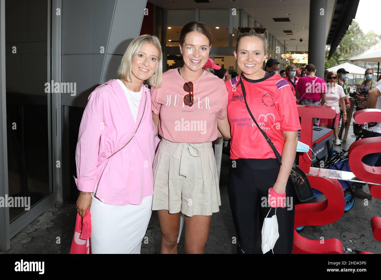 5. Januar 2022: EMMA LAWRENCE (R) nimmt am „Big Three Trek“ Charity Walk zum Sydney Cricket Ground Teil, um am 05. Januar 2022 in Sydney, NSW, Australien, den Ashes Vodafone Pink Test zur Spendenbeschaffung für die McGrath Foundation zu starten (Foto: © Christopher Khoury/Australische Presseagentur über ZUMA Wire) Stockfoto