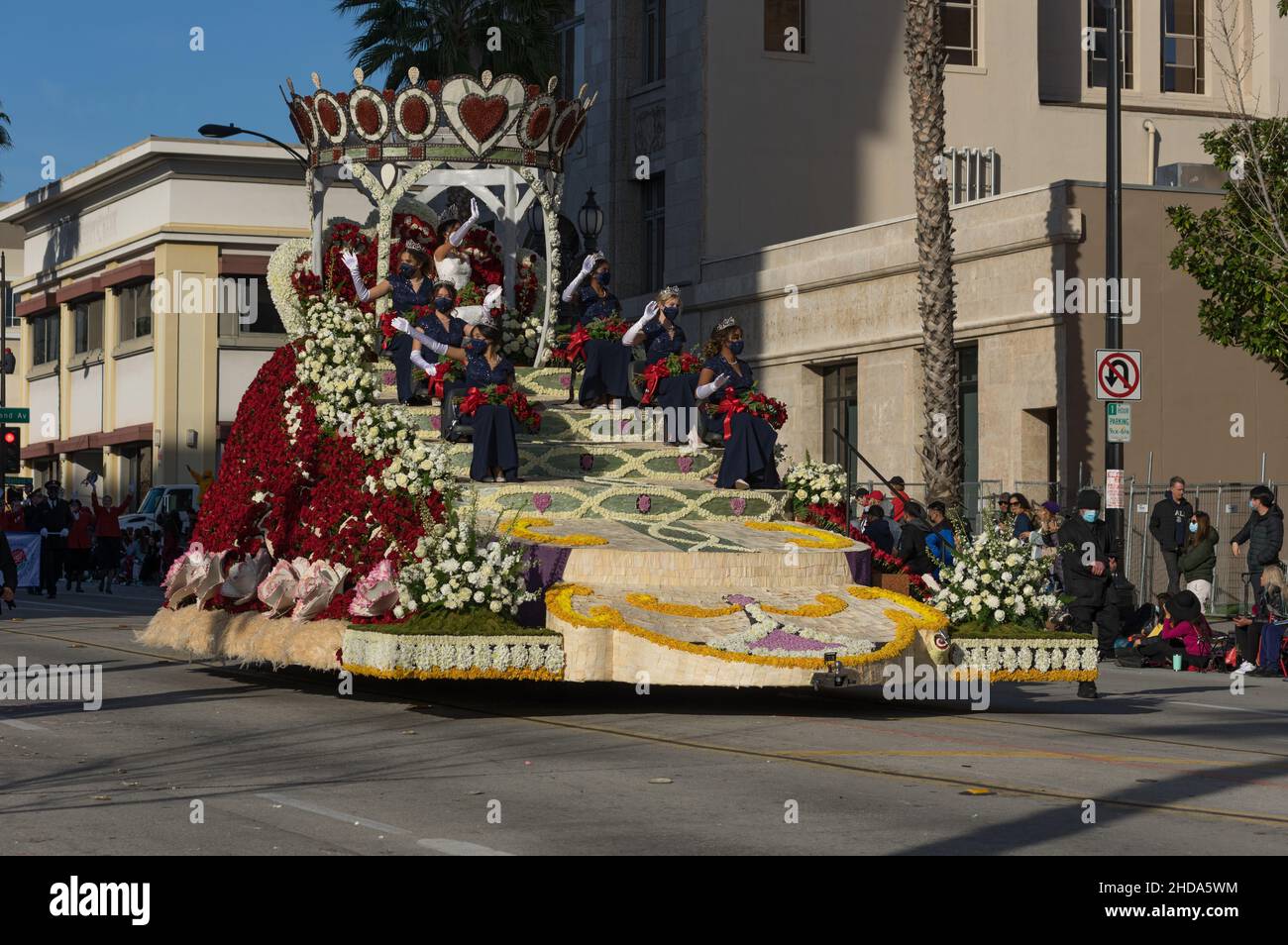 Pasadena, Kalifornien. USA - 1. Januar 2022: Bild des Tournament of Roses Queen-Festwagens während der Rose Parade 2022. Stockfoto