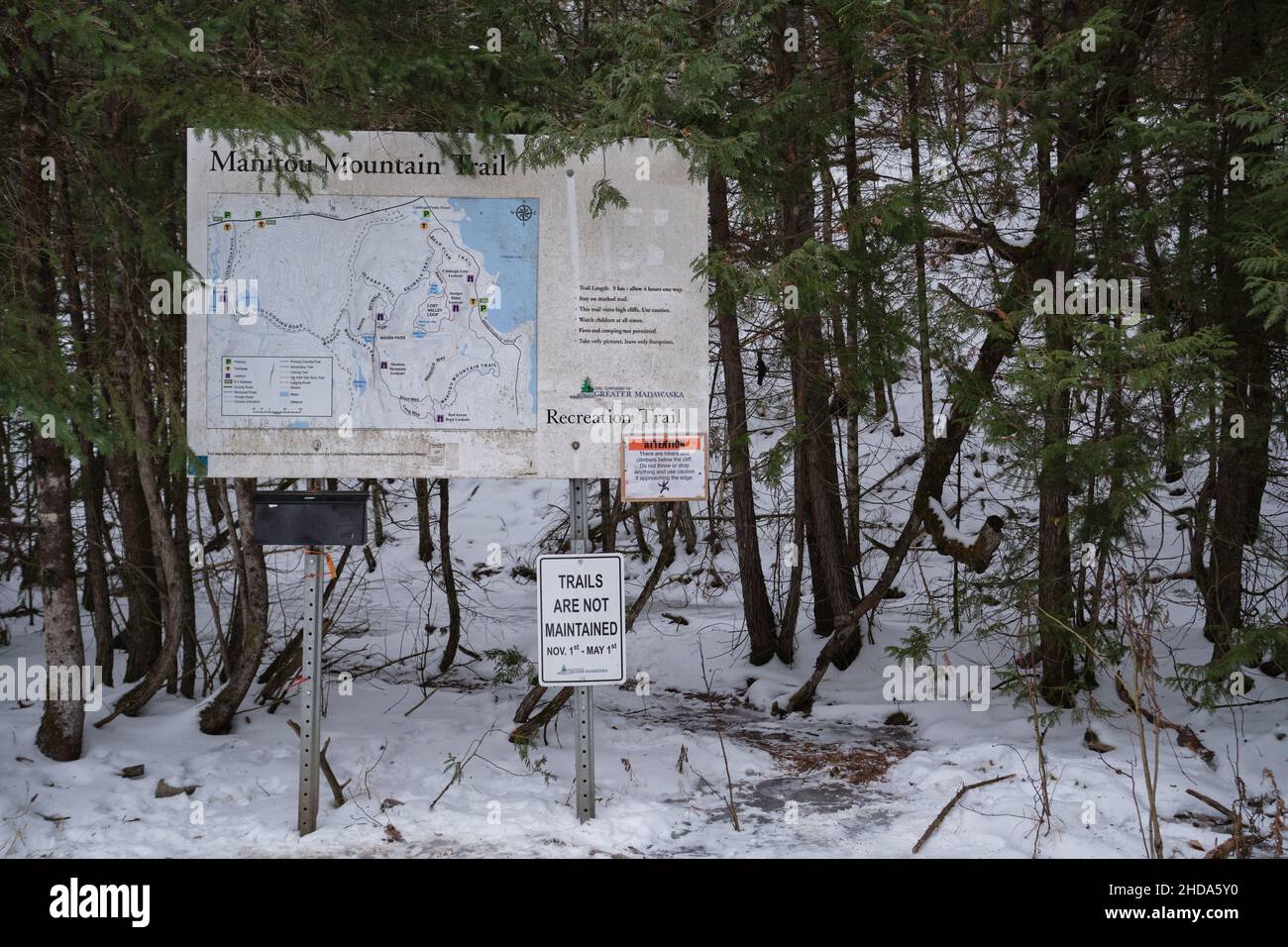 CALABOGIE, ONTARIO, KANADA - 1/2/2022: Ein großes Schild mit einer Karte des Manitou Mountain Trail-Netzwerks an einem Wegweiser für den Eagle's Nest Trail. Stockfoto