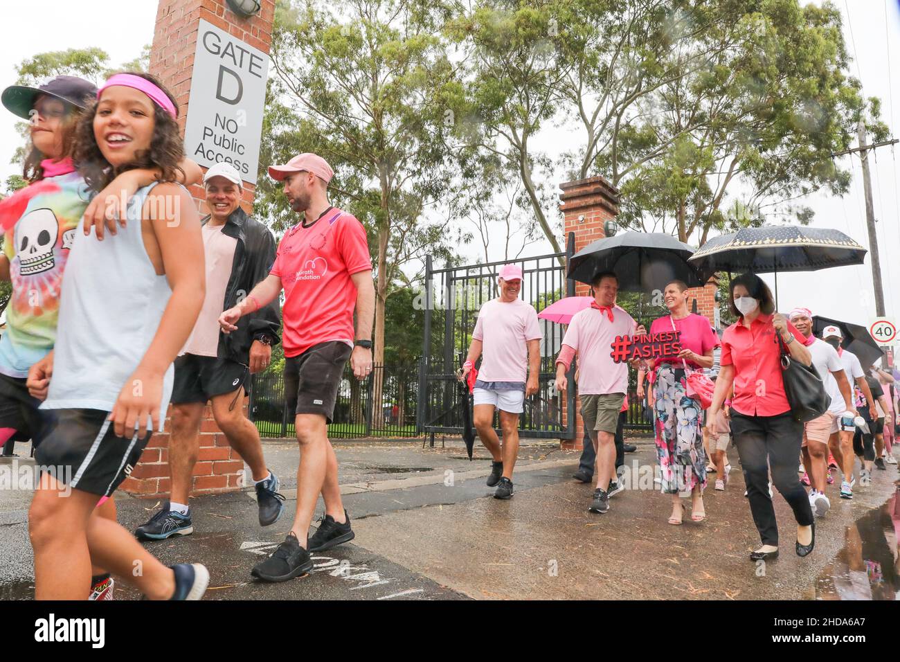 5. Januar 2022: Teilnehmer des 'Big Three Trek' Charity Walk zum Sydney Cricket Ground zum Start des Ashes Vodafone Pink Test, der am 05. Januar 2022 in Sydney, NSW Australien, Mittel für die McGrath Foundation einsammeln wird (Foto: © Christopher Khoury/Australian Press Agency via ZUMA Wire) Stockfoto