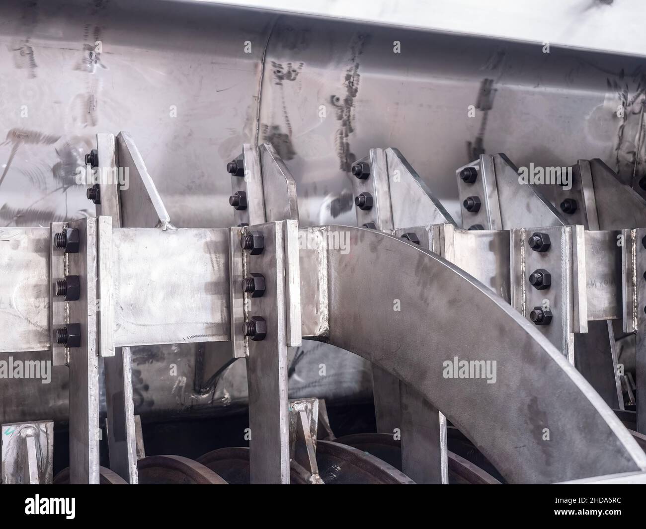 Inneneinrichtung eines dampfbeheizten Industrie-Scheibentrockners. Stockfoto