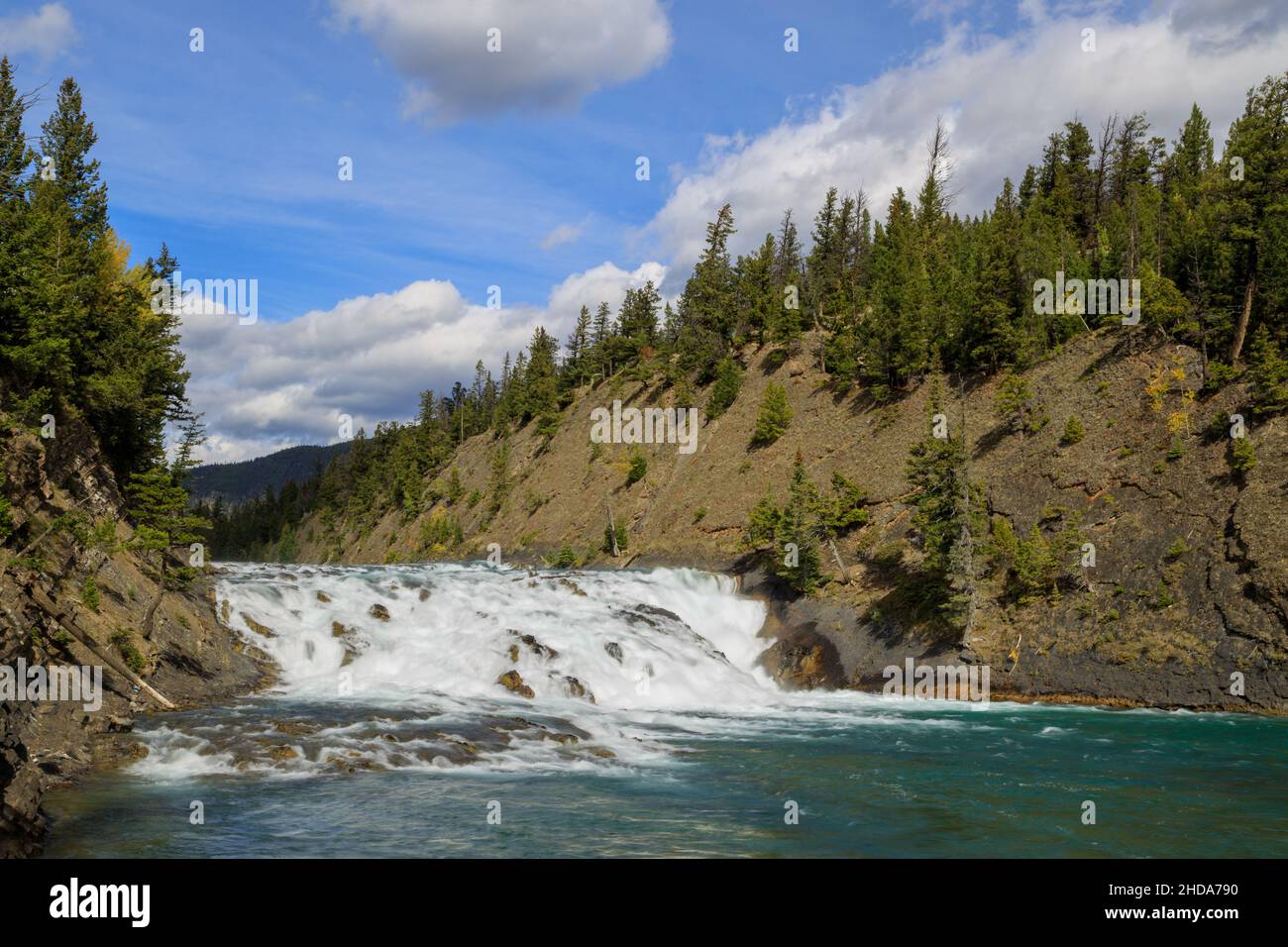 Bow Falls ist ein großer Wasserfall am Bow River im Banff National Park, Alberta, Kanada. Stockfoto