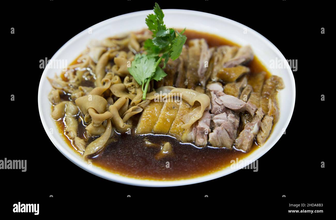 Draufsicht auf gedämpftes Entenfleisch, Entenfleisch und Entendarm, in chinesischer brauner Suppe, Fokus selektiv. Stockfoto