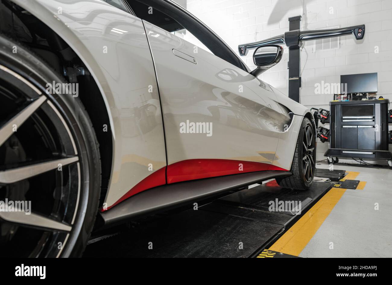 Moderne Performance Car Wheel Geometrie und planmäßige Wartung im Händlerservice. Thema Automobilindustrie. Auto-Service-Ausrüstung. Stockfoto