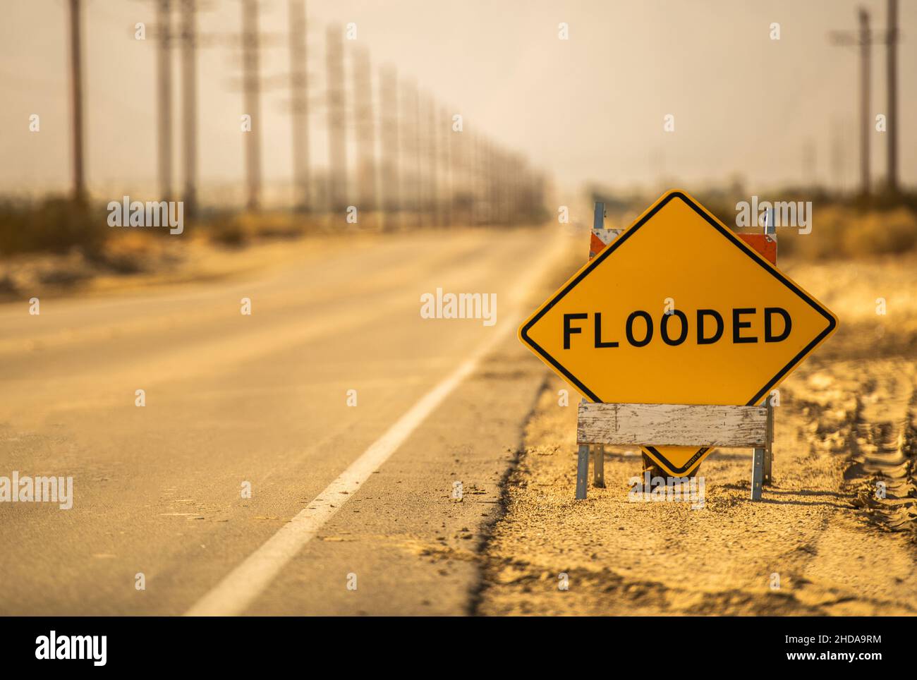 Warnschild auf einer Wüstenstraße irgendwo in Südkalifornien, Vereinigte Staaten von Amerika. Stockfoto