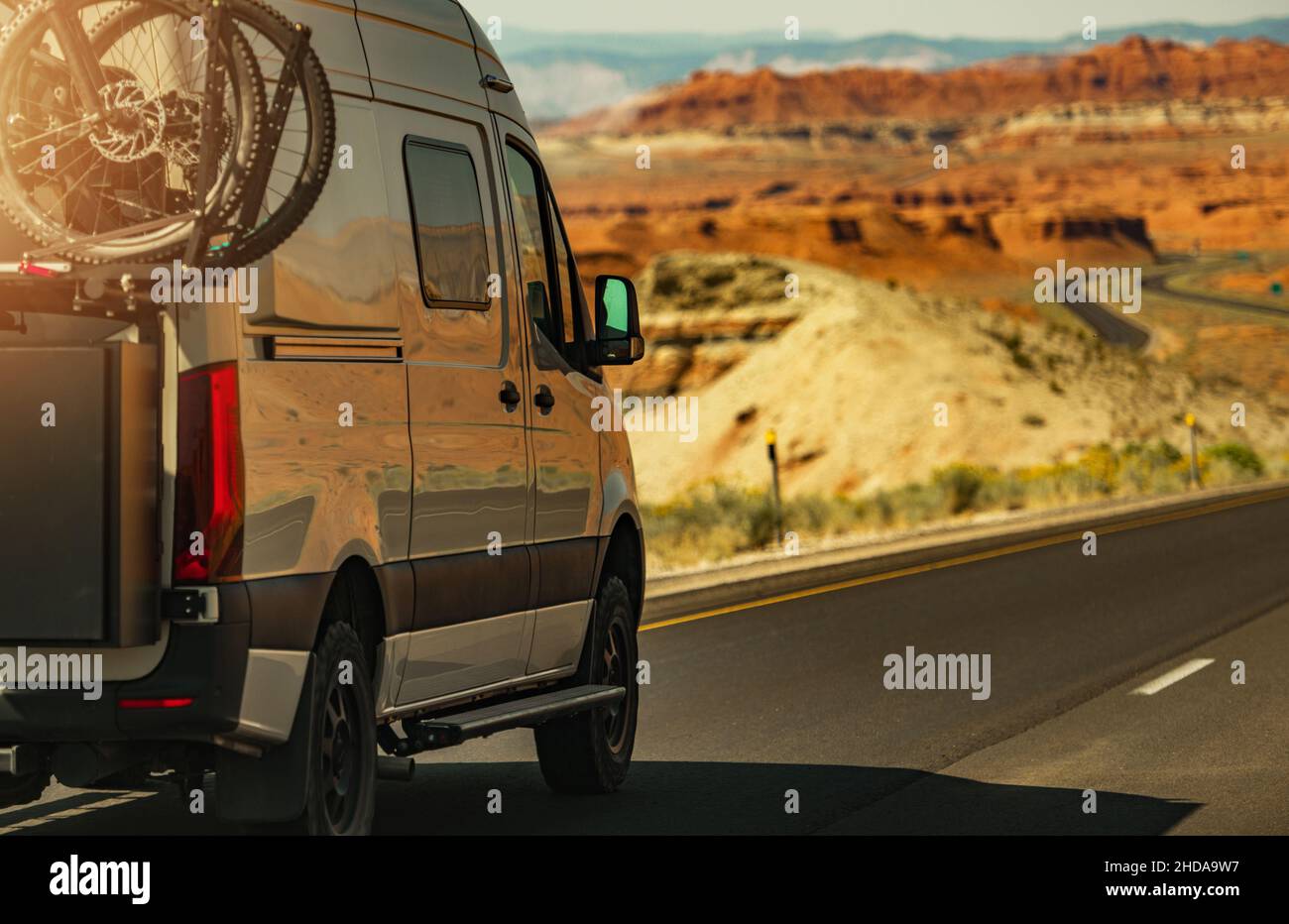 Wohnmobil der Klasse B, 4x4, Wohnmobil auf einer malerischen American West Route. Freizeitfahrzeuge Van Life Theme. Stockfoto